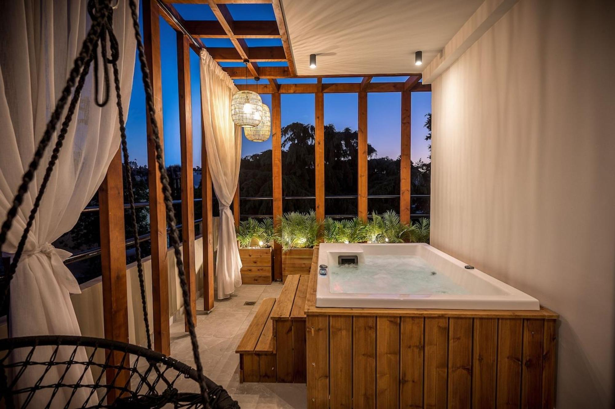Euphoria Junior With Jacuzzi By Senaon Urban Living Candia